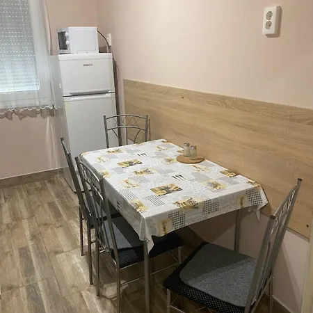 דירה Pataklak Apartman אגר